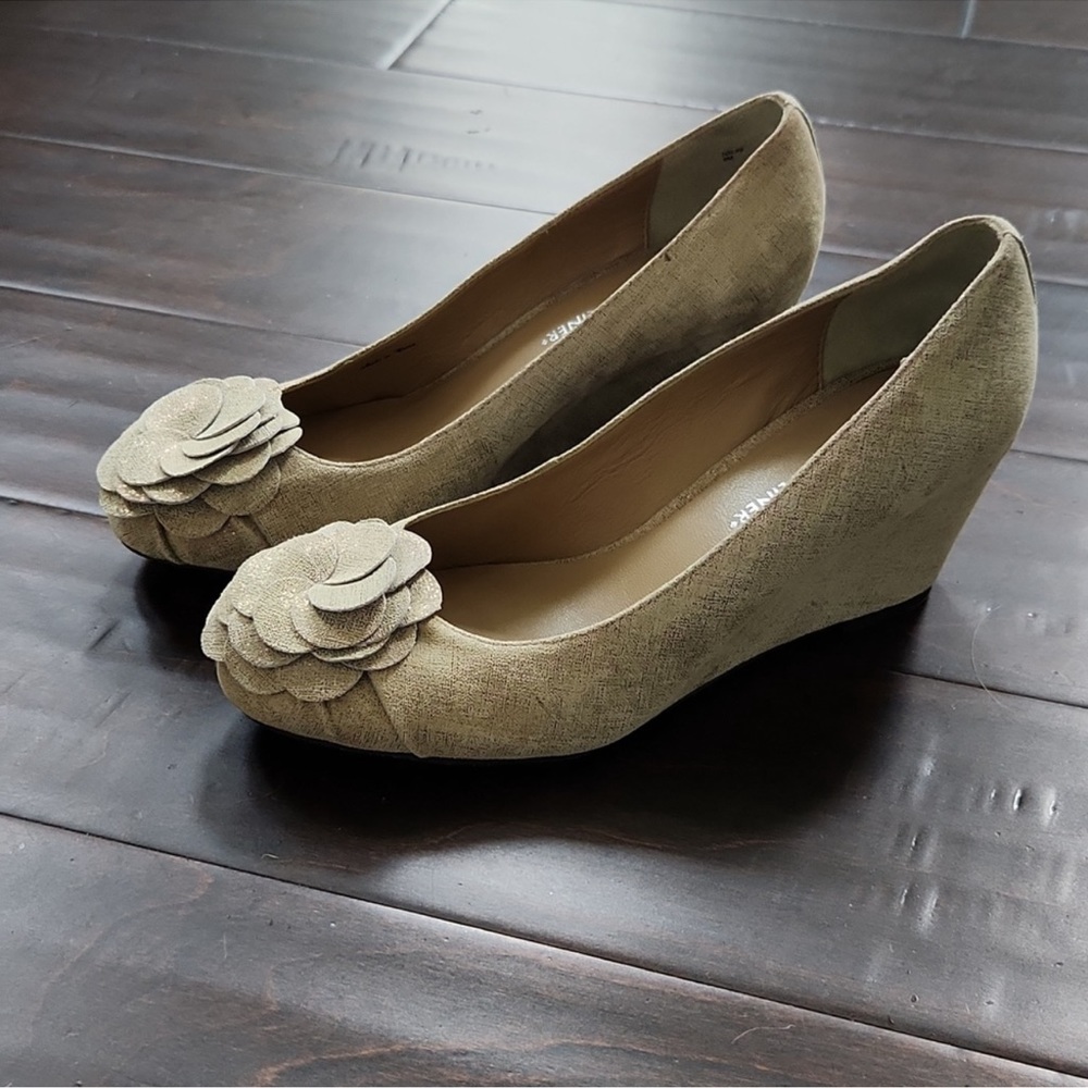 DONALD J. PLINER Donald J. Pliner Nalini wedge shoe with flower detail.